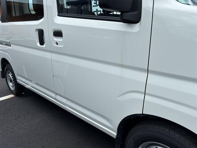 ハイゼットカーゴデッキバンＬ　　　４ＷＤ　ＣＶＴ　レベリング　１年間無料保証元工場代車　衝突被害軽減システム　コーナーセンサー　アイドリングストップ　オートライト　レーンアシスト　マニュアルエアコン　両側パワースライドドア　パワーウィンドウ　純正フロアマット（三重県）の中古車