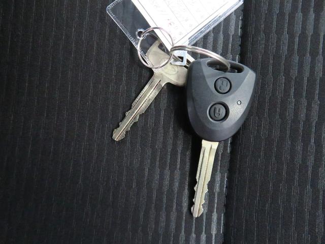 ハイゼットカーゴDX 2WD CVT キーレスエントリー 1年間無料保証安全ボディ 展示車 エコアイドル オートライト 記録簿 レーンアシスト 両席エアバッグ ワンオーナー ABS マニュアルエアコン コーナーセンサー パワーウィンドウ レベリング AM/FMラジオ(三重県)の中古車