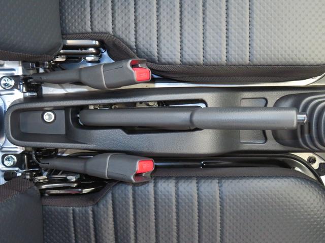 ハイゼットトラックスタンダード　４ＷＤ　５ＭＴ　届出済未使用車　１年間無料保証整備記録簿　ＷエアＢ　車線逸脱警報　リースアップ車両　オートライト　衝突回避支援ブレーキ　パワステ　ＡＢＳ　コーナーセンサー　マニュアルエアコン　ＡＭ／ＦＭラジオ　レベリング　アイドリングストップ（三重県）の中古車