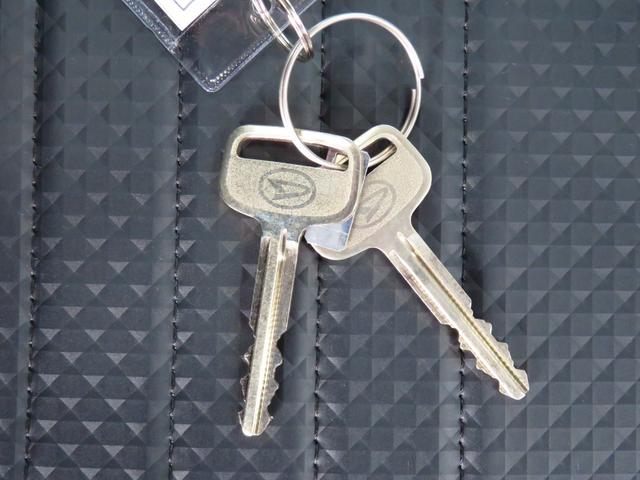 ハイゼットトラックスタンダード　４ＷＤ　５ＭＴ　届出済未使用車　１年間無料保証整備記録簿　ＷエアＢ　車線逸脱警報　リースアップ車両　オートライト　衝突回避支援ブレーキ　パワステ　ＡＢＳ　コーナーセンサー　マニュアルエアコン　ＡＭ／ＦＭラジオ　レベリング　アイドリングストップ（三重県）の中古車