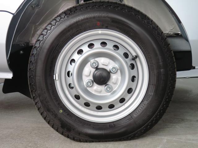 ハイゼットトラックスタンダード　４ＷＤ　５ＭＴ　届出済未使用車　１年間無料保証整備記録簿　ＷエアＢ　車線逸脱警報　リースアップ車両　オートライト　衝突回避支援ブレーキ　パワステ　ＡＢＳ　コーナーセンサー　マニュアルエアコン　ＡＭ／ＦＭラジオ　レベリング　アイドリングストップ（三重県）の中古車