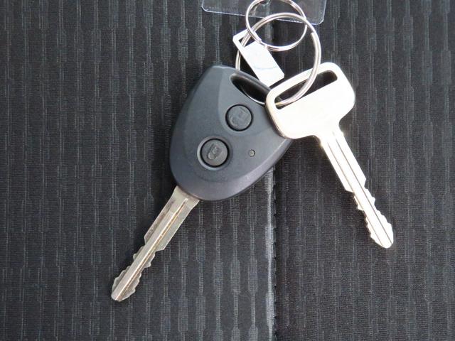 ハイゼットカーゴDX 2WD CVT マニュアルエアコン 1年間無料保証コーナーセンサ 安全ボディ 展示車 キーレスキー 両側スライドドア エコアイドル 記録簿 レーンアシスト 両席エアバッグ ワンオーナー パワーウィンドウ レベリング 純正フロアマット AM/FMラジオ(三重県)の中古車