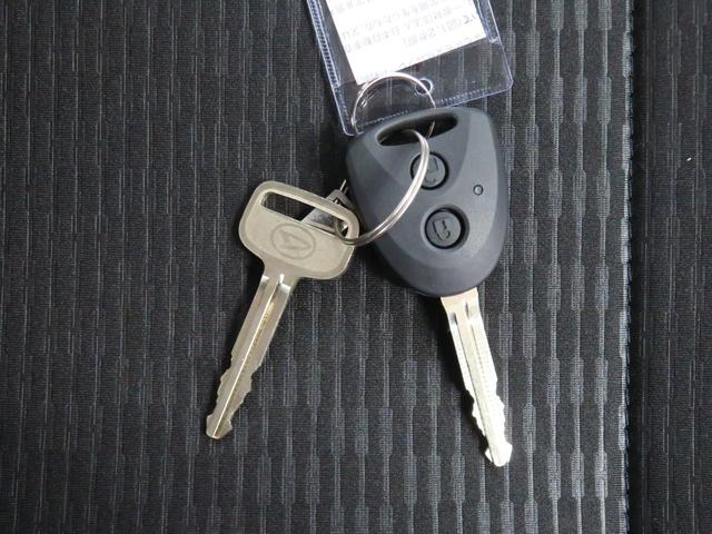 ハイゼットカーゴＤＸ　　　　　届出済未使用車　２ＷＤ　ＣＶＴ　１年間無料保証展示車　キーレスキー　両側スライドドア　エコアイドル　ハイビームアシスト　オートライト　記録簿　元リースアップ車　　マニュアルエアコン　コーナーセンサー　パワーウィンドウ　レベリング　ＡＭ／ＦＭラジオ（三重県）の中古車