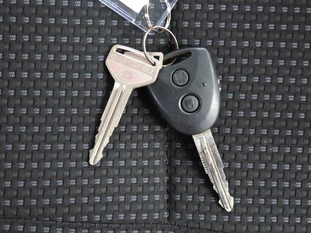 ハイゼットカーゴクルーズＳＡIII　　２ＷＤ　４ＡＴ　ＥＴＣ　１年間無料保証２０２６初売り１／４〜　ＢＴ接続　電動ミラー　車線逸脱警告　フルセグ　ＬＥＤライト　Ｂカメラ　ワンオーナー　オートライト　純正７型ナビ　前後ドラレコ　キーレスエントリー　レベリング　パワーウィンドウ（三重県）の中古車