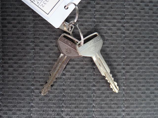 ハイゼットトラックスタンダードＳＡIIIｔ　　　４ＷＤ　４ＡＴ　１年間無料保証ペダル踏み間違い抑制　衝突回避支援ブレーキ　ゲートプロテクター　あゆみ板掛け　荷台ゴムマット　レベリング　コーナーセンサー　マニュアルエアコン　純正フロアマット　Ｂｌｕｅｔｏｏｔｈ対応　ＣＤ再生（三重県）の中古車