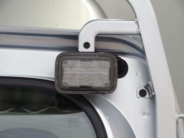 ハイゼットトラックジャンボエクストラ　４ＷＤ　届出済未使用車　１年間無料保証キーフリー　パワーウィンドウ　デフロック　荷台作業照明　コーナーセンサー　マニュアルエアコン　あゆみ板掛け　ゲートチェーン　ＬＥＤヘットライト　電動格納ミラー　アイドリングストップ　記録簿　ＣＶＴ（三重県）の中古車