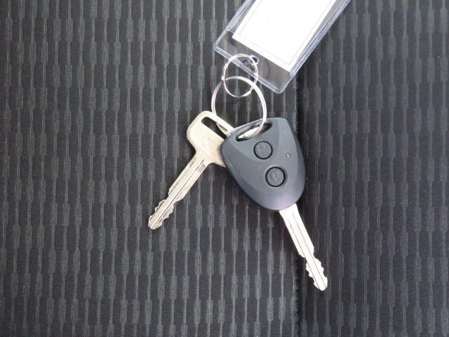 ハイゼットカーゴDX 2WD CVT キーレスエントリー 1年間無料保証アイドリングストップ コーナーセンサー マニュアルエアコン パワーウィンドウ レベリング AM/FMラジオ 運転席助手席エアバック 衝突安全ボディ 1オーナー車 両側スライドドア オートライト 記録簿(三重県)の中古車