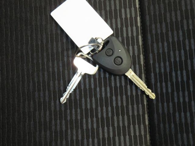 ハイゼットカーゴDX 2WD CVT 届出済未使用車 1年間無料保証コーナーセンサー アイドリングストップ 試乗車UP キーレスエントリーシステム 両側スライド オートライト 1オーナー 記録簿 マニュアルエアコン パワーウィンドウ レベリング AM/FMラジオ(三重県)の中古車