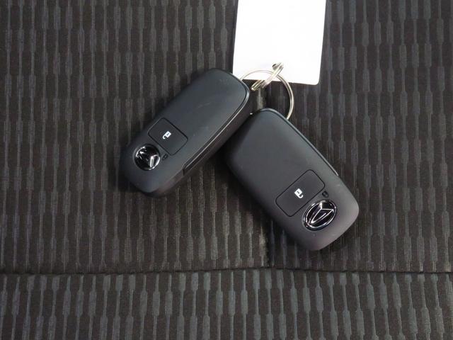 ハイゼットカーゴクルーズターボ　　　　２ＷＤ　届出済未使用車　１年間無料保証コーナーセンサー　アイドリングストップ　ＣＶＴ　点検記録簿　電動格納式ドアミラー　ワンオーナー　オートライト　両側スライド　バックカメラ　キーフリー　マニュアルエアコン　パワーウィンドウ　レベリング（三重県）の中古車
