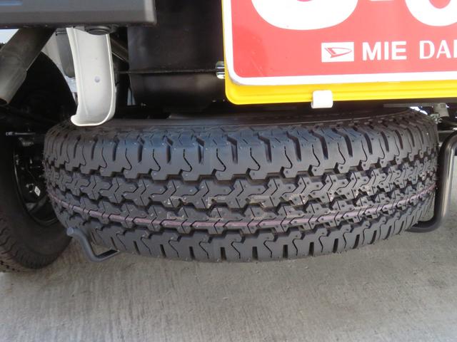 ハイゼットトラックスタンダード　２ＷＤ　ＣＶＴ　届出済未使用車　１年間無料保証荷台作業照明　ゲートチェーン　レベリング　ゲートプロテクター　あゆみ板掛け　コーナーセンサー　マニュアルエアコン　純正フロアマット　記録簿　パワステ　ワンオーナー　オートライト　ＡＭ／ＦＭラジオ（三重県）の中古車