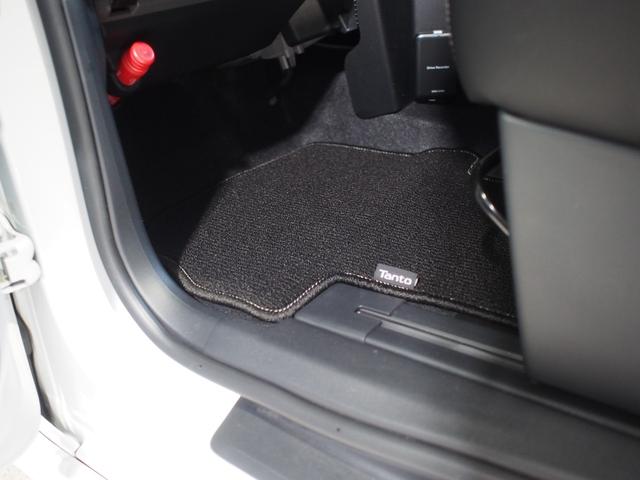 タントカスタムＸ４ＷＤ　スマートアシスト　両側パワースライドドア　ＬＥＤヘッドライト　オートライト　ダイハツ純正ナビ　バックモニター　ナビ連動ドライブレコーダー　運転席助手席シートヒーター　後席テーブル（北海道）の中古車