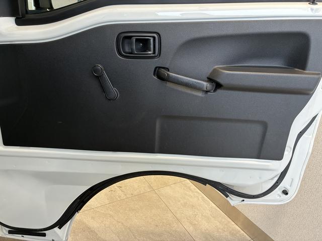 ハイゼットトラックスタンダード　４ＷＤ電子制御式４ＷＤ・１．２万Ｋ・ＡＭ／ＦＭラジオ・マニュアルエアコン・横滑り防止・アイドリングストップ・ヘッドライトコントロール・衝突回避支援システム・コーナーセンサー・平シート・スマートアシスト搭載車（北海道）の中古車