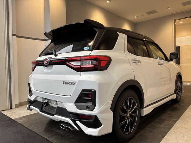 ロッキープレミアム　４ＷＤワンオーナー・４ＷＤ・２．０万Ｋ・ナビ・パノラマモニター・ドライブレコーダー・ステアリングスイッチ・クルーズコントロール・オートエアコン・シートアンダートレイ・電子カードキー・スマートアシスト搭載車（北海道）の中古車