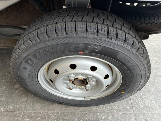 ハイゼットトラックスタンダード　４ＷＤワンオーナー・５ＭＴ・パートタイム４ＷＤ・２．２万Ｋ・ＡＭ／ＦＭラジオ・マニュアルエアコン・ドライブレコーダー・ヘッドライトコントロール・ドアバイザー・キーレスエントリー・スタッドレスタイヤ・禁煙車（北海道）の中古車