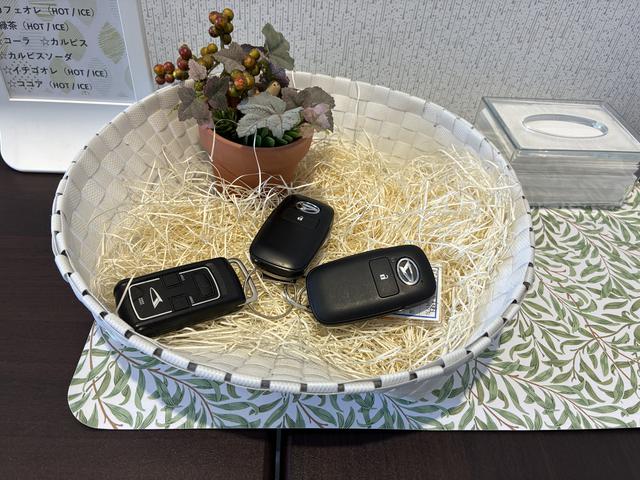 ハイゼットカーゴクルーズ　４ＷＤワンオーナー・４ＷＤ・１．６万Ｋ・ナビ・バックカメラ・ＥＴＣ・ドライブレコーダー・スマートインナーミラー・マニュアルエアコン・スタッドレスタイヤ・スマートアシスト搭載車・エンジンスターター（北海道）の中古車
