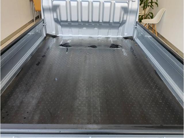 ハイゼットトラックスタンダード 4WDパートタイム4WD・1.2万K・AM/FMラジオ・5MT・マニュアルエアコン・ドアバイザー・荷台ゴムマット・ゲートプロテクター・ハロゲンランプ・バッテリーカバー・アルミホイール・ドライブレコーダー(北海道)の中古車
