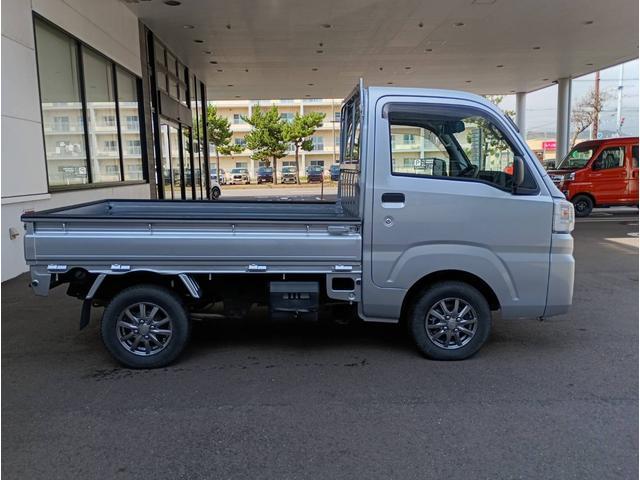 ハイゼットトラックスタンダード 4WDパートタイム4WD・1.2万K・AM/FMラジオ・5MT・マニュアルエアコン・ドアバイザー・荷台ゴムマット・ゲートプロテクター・ハロゲンランプ・バッテリーカバー・アルミホイール・ドライブレコーダー(北海道)の中古車
