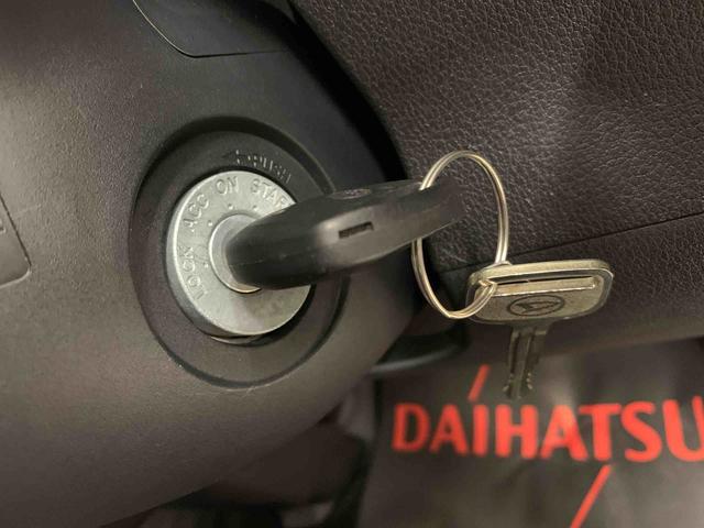 ハイゼットカーゴＤＸ　２ＷＤ両側スライドドア・オートライト・オートマチックハイビーム・ＡＭＦＭラジオ・キーレスエントリー・アイドリングストップ・スマートアシスト・マニュアルエアコン・水平格納式リヤシート（群馬県）の中古車