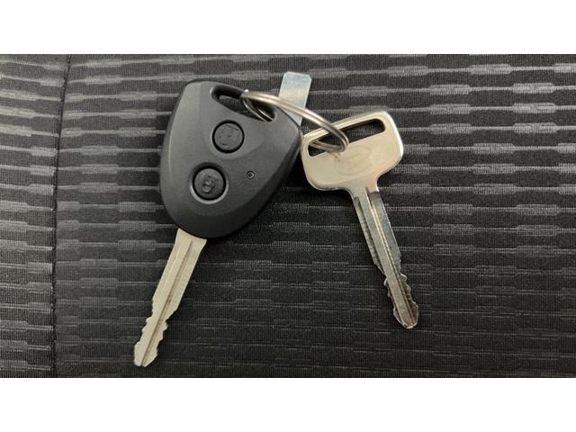 ハイゼットカーゴデラックスアイドリングストップ　キーレスエントリー　ＣＶＴ　エアコン　パワステ　運転席＆助手席パワーウインドウ　ＡＭ／ＦＭラジオ　衝突被害軽減システム（茨城県）の中古車