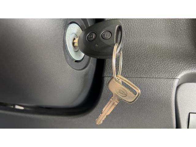 ハイゼットカーゴデラックスアイドリングストップ　キーレスエントリー　ＣＶＴ　エアコン　パワステ　運転席＆助手席パワーウインドウ　ＡＭ／ＦＭラジオ　衝突被害軽減システム（茨城県）の中古車