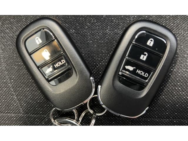 ヴェゼルｅ：ＨＥＶ　Ｚ純正ナビ　ドラレコ　バックカメラ　ＬＥＤヘッドランプ　１８インチアルミホイール　オートエアコン　シートヒーター　スマートキー　衝突被害軽減システム　クルーズコントロール（茨城県）の中古車
