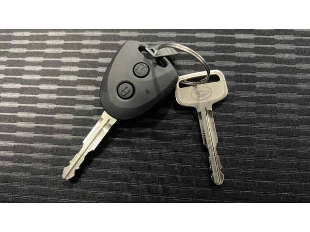 ハイゼットカーゴデラックスアイドリングストップ　キーレスエントリー　ＣＶＴ　衝突被害軽減システム　エアコン　パワステ　運転席＆助手席パワーウインドウ　ＡＭ／ＦＭラジオ（茨城県）の中古車