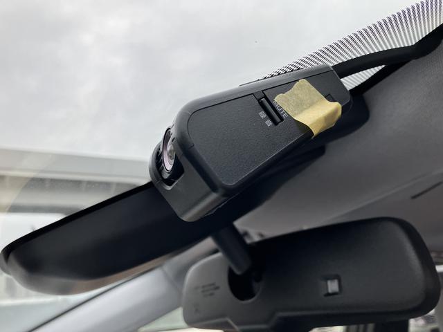 プリウスＳセーフティプラス　ナビ　バックカメラ　ＥＴＣ２．０　ＡＣＣ保証１年間・距離無制限付き　オートハイビーム　ドライブレコーダー　ヘッドアップディスプレイ　前後コーナーセンサー　電動格納ミラー　全席オートパワーウィンドウ　運転席シートリフト　スマートキー（東京都）の中古車