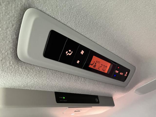 ヴォクシーハイブリッドV 9インチナビ バックカメラ ETC フルセグ保証1年間・距離無制限付き 後席モニター リヤオートエアコン シートヒーター Bluetoothオーディオ DVD再生 CD再生 7人乗りクルーズコントロール スマートキー 電動格納ミラー(東京都)の中古車