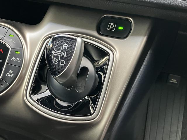 ヴォクシーハイブリッドV 9インチナビ バックカメラ ETC フルセグ保証1年間・距離無制限付き 後席モニター リヤオートエアコン シートヒーター Bluetoothオーディオ DVD再生 CD再生 7人乗りクルーズコントロール スマートキー 電動格納ミラー(東京都)の中古車