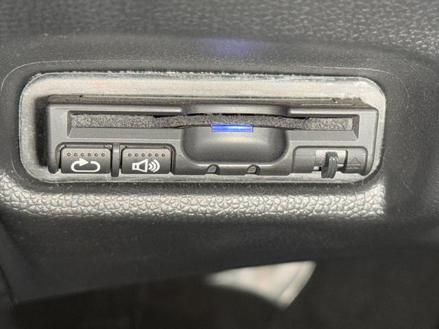 フィットハイブリッドＦパッケージ　７インチナビ　バックカメラ　ＥＴＣ　フルセグ保証１年間・距離無制限付き　ＤＶＤ再生　ＣＤ再生　ＦＭ／ＡＭラジオ　ＬＥＤヘッドライト　オートライト　オートエアコン　ステアリングスイッチ　パワーウィンドウ　電動格納ミラー　スマートキー（東京都）の中古車