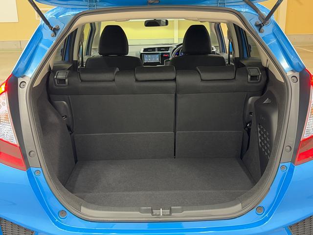 フィットハイブリッドＦパッケージ　７インチナビ　バックカメラ　ＥＴＣ　フルセグ保証１年間・距離無制限付き　ＤＶＤ再生　ＣＤ再生　ＦＭ／ＡＭラジオ　ＬＥＤヘッドライト　オートライト　オートエアコン　ステアリングスイッチ　パワーウィンドウ　電動格納ミラー　スマートキー（東京都）の中古車