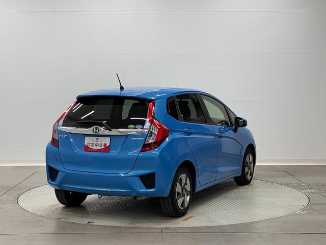 フィットハイブリッドＦパッケージ　７インチナビ　バックカメラ　ＥＴＣ　フルセグ保証１年間・距離無制限付き　ＤＶＤ再生　ＣＤ再生　ＦＭ／ＡＭラジオ　ＬＥＤヘッドライト　オートライト　オートエアコン　ステアリングスイッチ　パワーウィンドウ　電動格納ミラー　スマートキー（東京都）の中古車