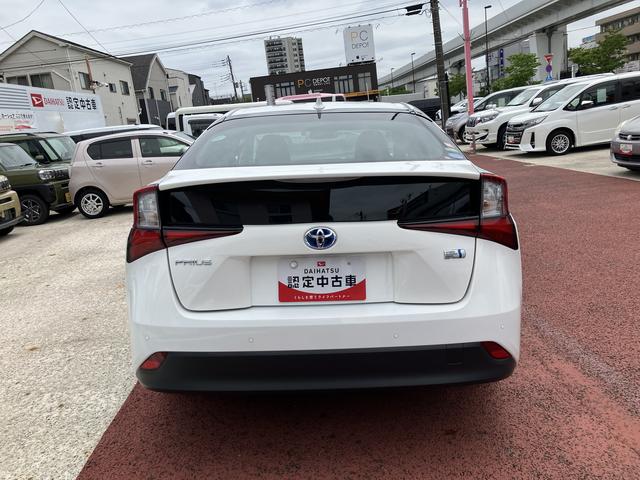 プリウスＥ　純正ナビ　前後コーナーセンサー保証１年間・距離無制限付き　ステアリングスイッチ　ＦＭ／ＡＭラジオ　アダプティブクルーズコントロール　電動格納ミラー　パワーウィンドウ（東京都）の中古車