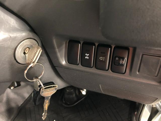 ハイゼットトラックＥＸＴ　４ＷＤ／ＭＴ／走行１０１０００キロ／ＦＭＡＭラジオ１年保証距離無制限　走行距離１０１０００キロ　ＭＴ５速　４ＷＤ　ＦＭＡＭラジオ　荷台作業灯　純正フロアマット　マニュアルエアコン　スペアキー（埼玉県）の中古車