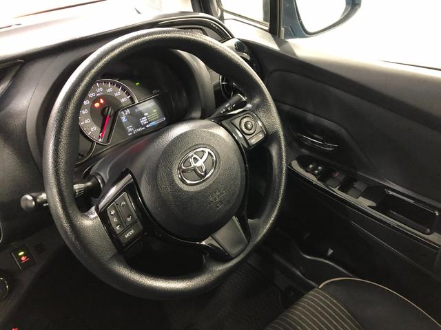 ヴィッツジュエラ　車検整備付／走行距離２１１４３キロ／純正マット１年保証距離無制限　走行距離２１１４３キロ　車検整備付　純正マット　助手席エアバッグ　オートライト　電動格納式ドアミラー　キーレスエントリー（埼玉県）の中古車