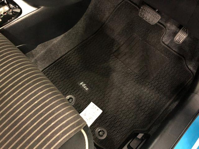 ヴィッツジュエラ　車検整備付／走行距離２１１４３キロ／純正マット１年保証距離無制限　走行距離２１１４３キロ　車検整備付　純正マット　助手席エアバッグ　オートライト　電動格納式ドアミラー　キーレスエントリー（埼玉県）の中古車
