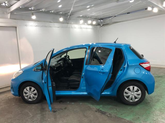 ヴィッツジュエラ　車検整備付／走行距離２１１４３キロ／純正マット１年保証距離無制限　走行距離２１１４３キロ　車検整備付　純正マット　助手席エアバッグ　オートライト　電動格納式ドアミラー　キーレスエントリー（埼玉県）の中古車
