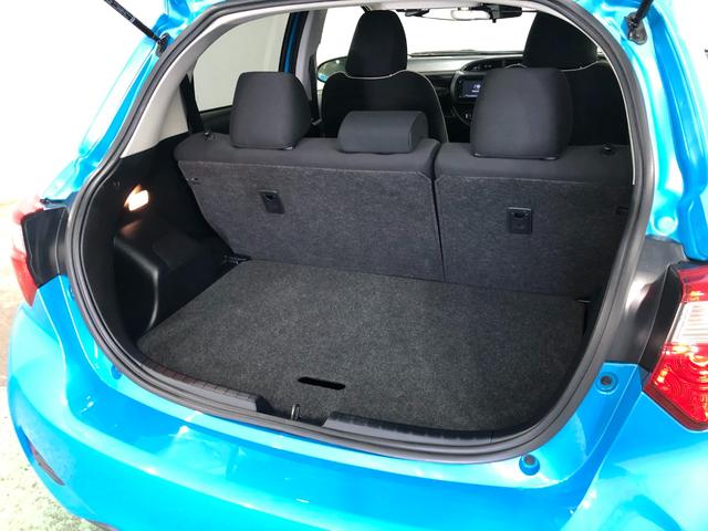 ヴィッツジュエラ　車検整備付／走行距離２１１４３キロ／純正マット１年保証距離無制限　走行距離２１１４３キロ　車検整備付　純正マット　助手席エアバッグ　オートライト　電動格納式ドアミラー　キーレスエントリー（埼玉県）の中古車