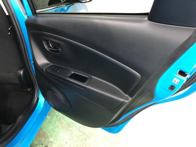 ヴィッツジュエラ　車検整備付／走行距離２１１４３キロ／純正マット１年保証距離無制限　走行距離２１１４３キロ　車検整備付　純正マット　助手席エアバッグ　オートライト　電動格納式ドアミラー　キーレスエントリー（埼玉県）の中古車
