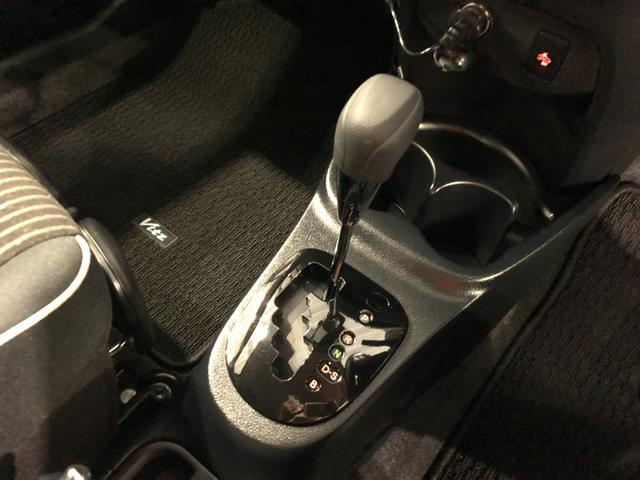 ヴィッツジュエラ　車検整備付／走行距離２１１４３キロ／純正マット１年保証距離無制限　走行距離２１１４３キロ　車検整備付　純正マット　助手席エアバッグ　オートライト　電動格納式ドアミラー　キーレスエントリー（埼玉県）の中古車