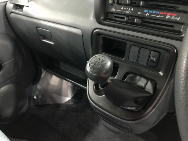 ハイゼットカーゴデッキバンＧ　走行２８０６７キロ／４ＷＤ／５ＭＴ一年保証・走行距離無制限　走行距離２８０６７キロ　助手席エアバック　４ＷＤ　５速マニュアル　ＣＤチューナー（埼玉県）の中古車