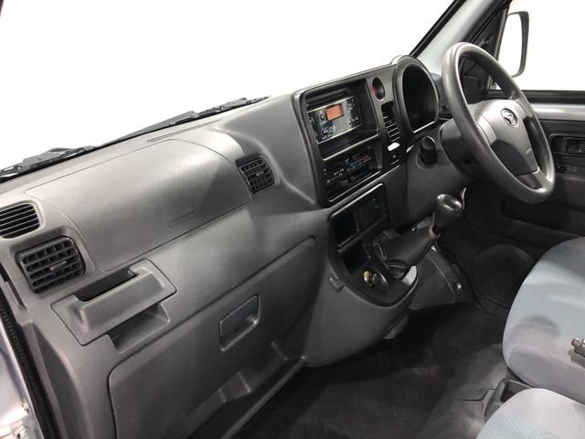 ハイゼットカーゴデッキバンＧ　走行２８０６７キロ／４ＷＤ／５ＭＴ一年保証・走行距離無制限　走行距離２８０６７キロ　助手席エアバック　４ＷＤ　５速マニュアル　ＣＤチューナー（埼玉県）の中古車