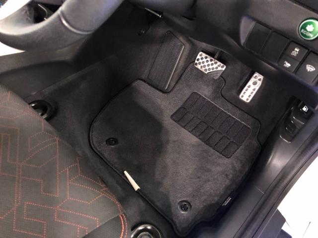 フィットハイブリッドＳパッケージ　車検整備付／走行２５７２７キロ／バックカメラ１年保証距離無制限　走行距離２５７２７キロ　車検整備付　ＴＶレスナビ　バックカメラ　ブルートゥース　純正カーペットマット　サイドエアバッグ　ＬＥＤヘッドランプ（埼玉県）の中古車