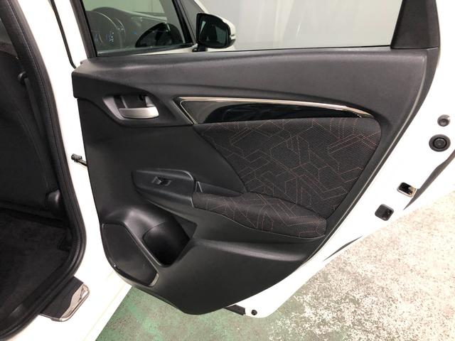 フィットハイブリッドＳパッケージ　車検整備付／走行２５７２７キロ／バックカメラ１年保証距離無制限　走行距離２５７２７キロ　車検整備付　ＴＶレスナビ　バックカメラ　ブルートゥース　純正カーペットマット　サイドエアバッグ　ＬＥＤヘッドランプ（埼玉県）の中古車