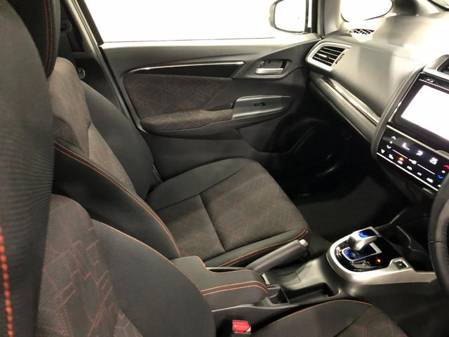 フィットハイブリッドＳパッケージ　車検整備付／走行２５７２７キロ／バックカメラ１年保証距離無制限　走行距離２５７２７キロ　車検整備付　ＴＶレスナビ　バックカメラ　ブルートゥース　純正カーペットマット　サイドエアバッグ　ＬＥＤヘッドランプ（埼玉県）の中古車