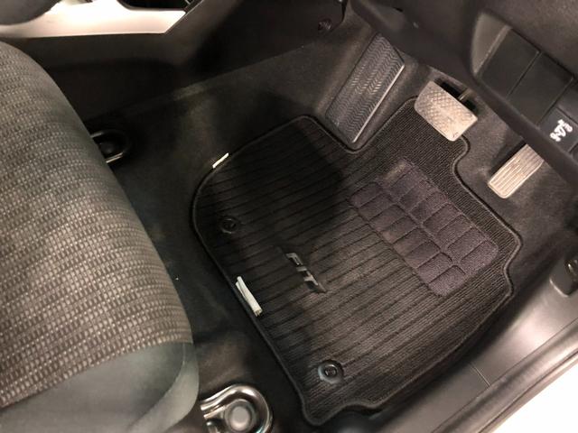フィット１３Ｇ・Ｆパッケージ　雹害／走行３３６９７キロ／ワンセグナビ１年保証距離無制限　走行距離３３６９７キロ　ワンセグナビ　バックカメラ　ブルートゥース　純正マット　オートライト　ＬＥＤヘッドランプ　電動格納式ドアミラー　プッシュボタンスタート（埼玉県）の中古車
