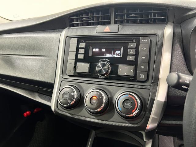 カローラフィールダー１．５Ｘ　走行５７４６３キロ／ＣＤチューナー／キーレス一年保証・走行距離無制限走行５７４６３キロ　助手席エアバック　純正カーペットマット　サイドエアバック　アイドリングストップ　ＣＤチューナー　キーレス（埼玉県）の中古車