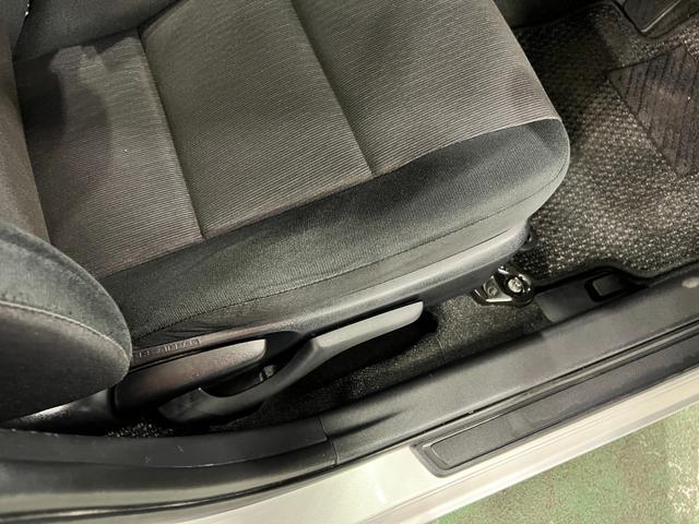 カローラフィールダー１．５Ｘ　走行５７４６３キロ／ＣＤチューナー／キーレス一年保証・走行距離無制限走行５７４６３キロ　助手席エアバック　純正カーペットマット　サイドエアバック　アイドリングストップ　ＣＤチューナー　キーレス（埼玉県）の中古車