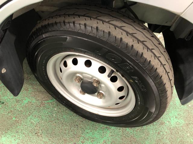 ハイゼットカーゴＤＸ　５ＭＴ／走行１００９１３キロ／車検整備付／タバコ焦穴有保証一年間・距離無制限付　５速マニュアル　スペアキー　キーレスエントリー　ゴムマット　純正ラジオ　スモークガラス（埼玉県）の中古車
