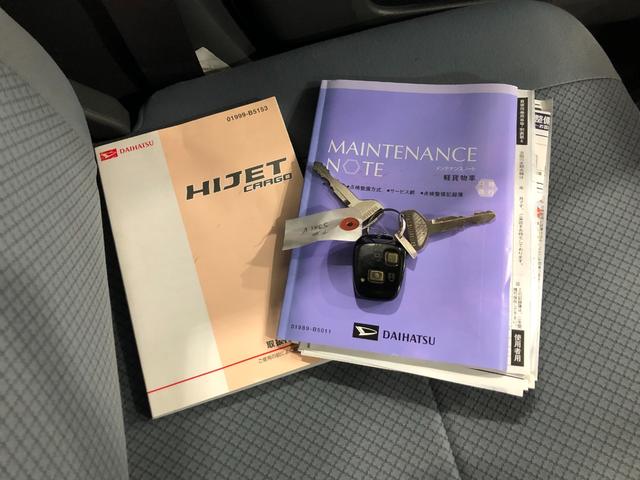 ハイゼットカーゴＤＸ　５ＭＴ／走行１００９１３キロ／車検整備付／タバコ焦穴有保証一年間・距離無制限付　５速マニュアル　スペアキー　キーレスエントリー　ゴムマット　純正ラジオ　スモークガラス（埼玉県）の中古車